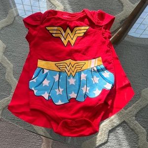 WONDER WOMAN GIRL ONSIE WITH DETACHABLE CAPE